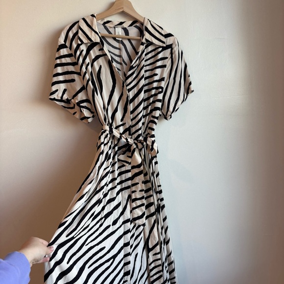 H&M Zebra Print Tie Belt Button-Down Shirt Dress – Size Large - Picture 3 of 7